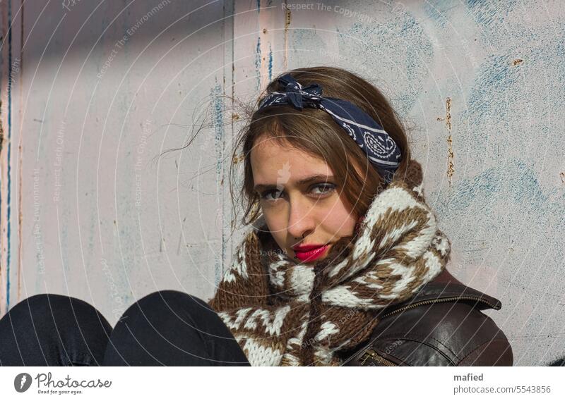 Mädchenbild V/ PC-Treffen Hamburg 03/2015 junge Frau skeptischer Blick Haarsträne rote Lippen Piercing Bandana Grafitti