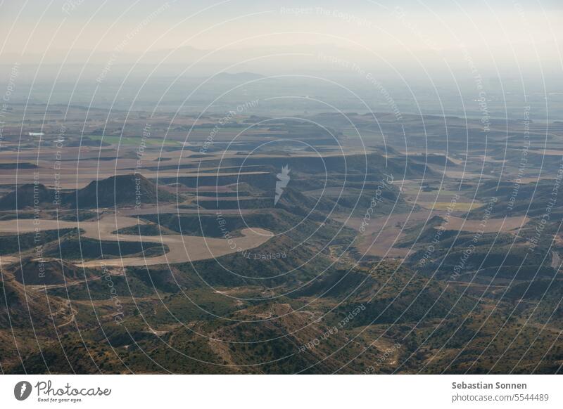 Blick auf die schwarze Wüstenlandschaft Bardena Negra oder Bardena von Bardenas Reales mit Vegetation, Navarra, Spanien Natur Wald Landschaft bardenas reales