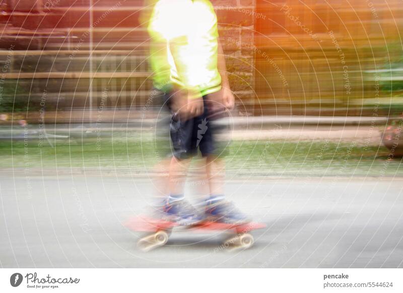 rollt! Skateboard fahren skaten üben lernen Bewegung Langzeitbelichtung freudig schnell rollen Kind Kindheit Junge Spielen Skateboarding Freude Lifestyle