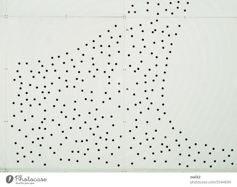 Bohrplattform Löcher viele gleichmäßig gebohrt Punkte Holzwand Muster abstrakt unklar rätselhaft wellenartig Textfreiraum rechts Textfreiraum oben