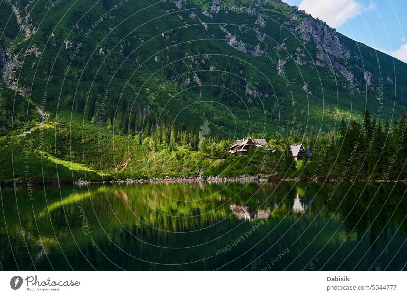 Hütte in den Bergen mit grünem Wald in der Nähe des Sees Kabine Nationalpark Landschaft Tourismus Morskie Oko Seeauge Touristen Natur Polen Tatra Zakopane