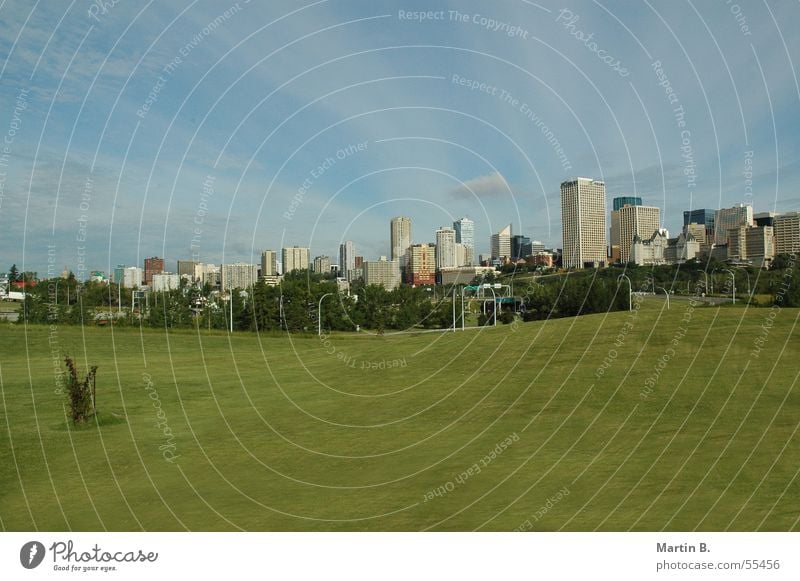 Edmonton Skyline Kanada Alberta grün Rasen