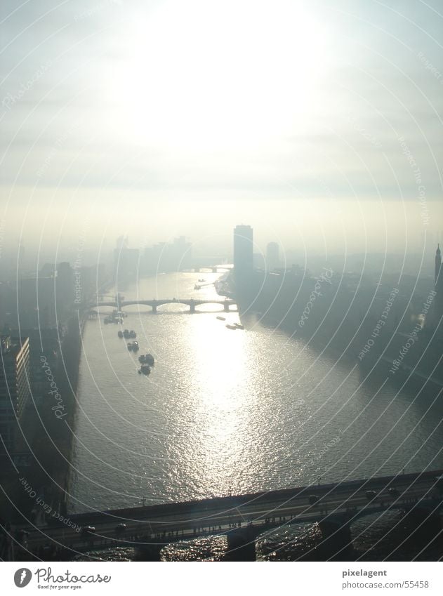 London immer wieder nebel Themse Nebel Wasserfahrzeug thames Fluss Brücke fog