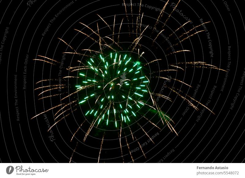 Feuerwerk. Bunte Feier Feuerwerk isoliert auf einem schwarzen Himmel Hintergrund. Von unten, Schuss von wunderbaren und lebendigen Feuerwerk explodiert. Platzen.