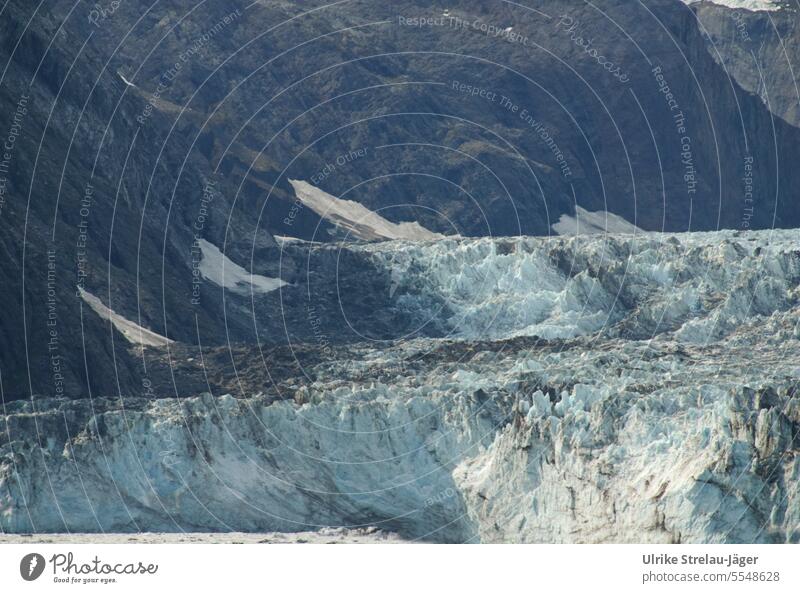 Alaska | Glacier Bay | eine Gletscherzunge zieht sich vom Meer zurück schmelzen Gletscherschmelze Gletschereis Abbruchkante Wasser Frost kalt blau Eis fließen