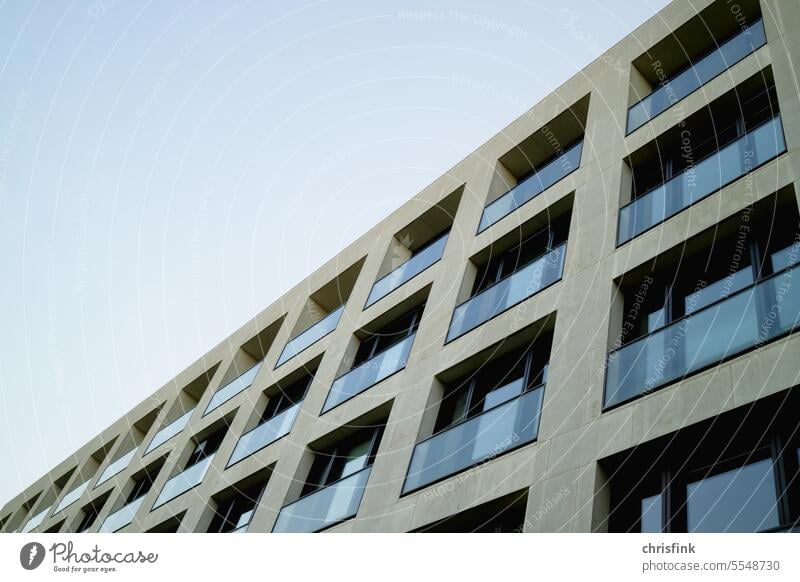 Hausfassade mit vielen Glaselementen haus fenster glas grau Gebäude Außenaufnahme Fenster Bauwerk Stadt