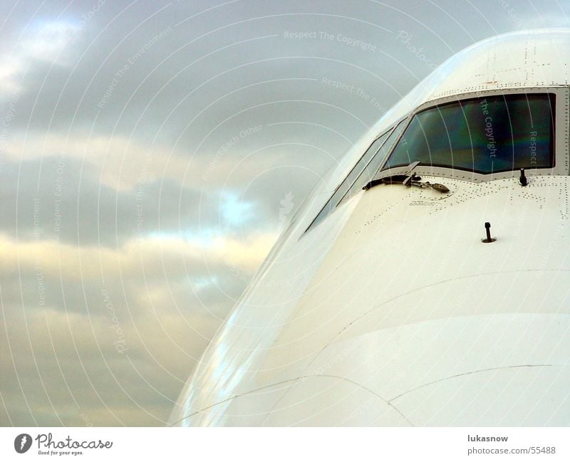 Portrait Wolken Cockpit Scheibenwischer schlechtes Wetter startbereit Passagierflugzeug Luftverkehr fliegen Bildausschnitt Detailaufnahme Anschnitt