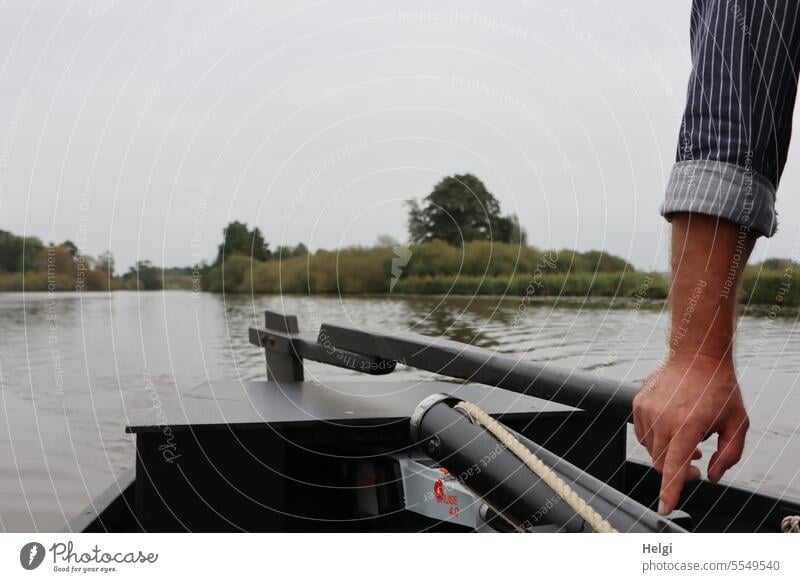 Weites Land | Steuermann Arm Hand Boot Wasser Fluss Bootsfahrt Flussufer Landschaft Natur Himmel steuern lenken Farbfoto Außenaufnahme Tag Tourismus