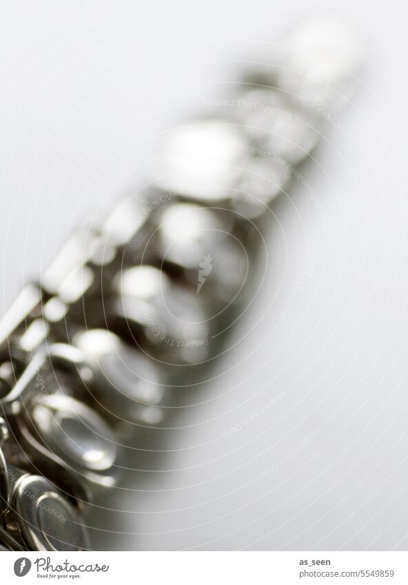 Querflöte schrög silber versilbert Klappen Metall Musik Innenaufnahme Farbfoto Detailaufnahme Musikinstrument Nahaufnahme Konzert Musik hören Orchester Musiker