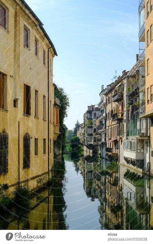 Bacchiglione Fluss in Padua Venetien Italien Stadt Reise Tag historisch Tourismus Venedig Architektur Reiseziel Europa Gebäude Sehenswürdigkeit Himmel Fassade