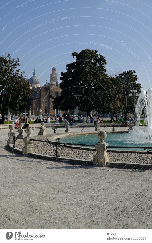 Springbrunnen  in Prato della Valle Square in Padua Brunnen Italien Kathedrale Kirche Turm Architektur Wahrzeichen Gebäude Tourismus alt historisch Wasser Stadt