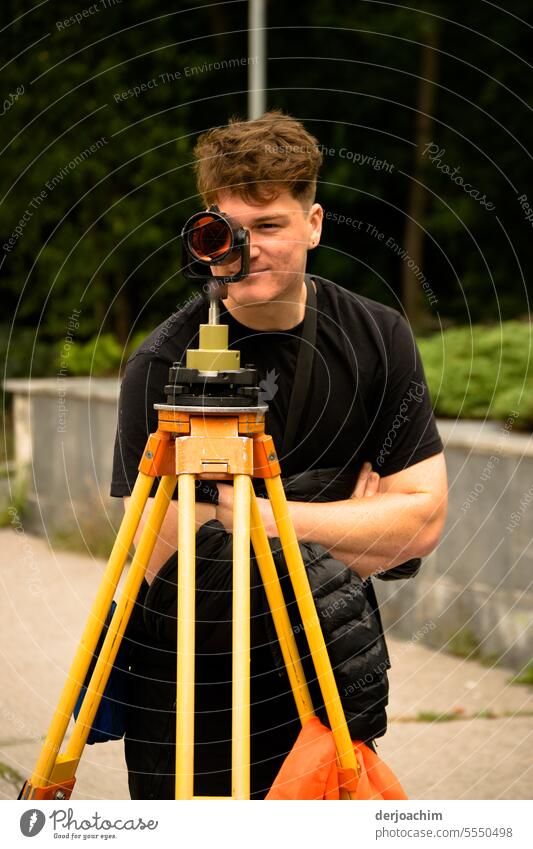 Alles im Blick Fernglas," beobachten Mensch Neugier Außenaufnahme Erwachsene Tag Farbfoto Blick nach vorn Interesse Blick in die Kamera Vorderansicht entdecken