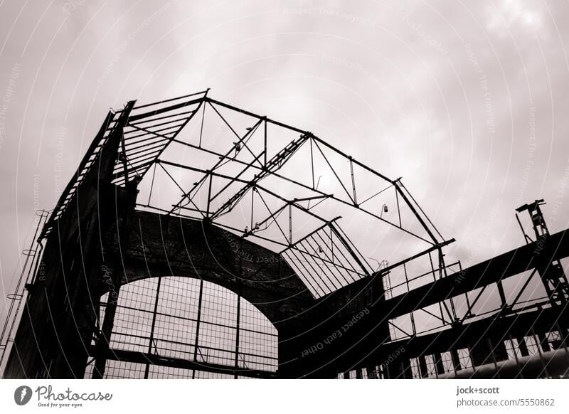 was von der Halle übrig blieb Dachkonstruktion Architektur Strukturen & Formen Silhouette Kontrast Ruine Low Key Hintergrund neutral Monochrom Gegenlicht Himmel