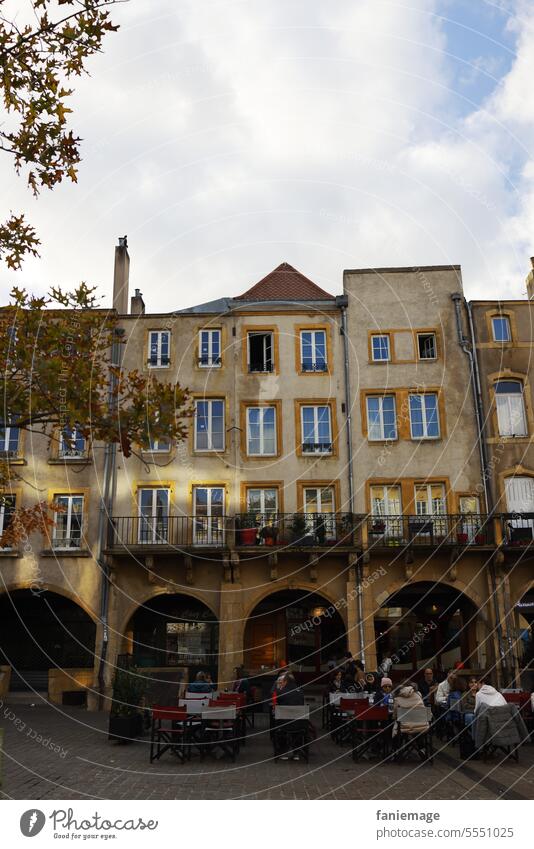 Schattenspiel auf den Häuserfassaden der Place St Louis in Metz Ort St. Louis historisch licht Sonnenlicht urban architektur mittelalterlich Torbögen Gebäude