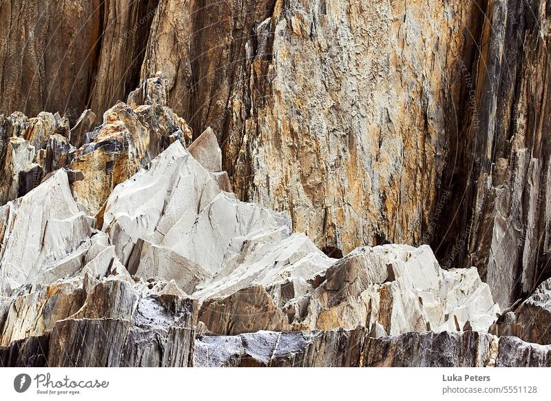 Natürliche Felsformation mit Steinabbruch. Felsen Strukturen abstrakt Natur Strukturen & Formen Oberfläche Detailaufnahme Material natürlich texturiert