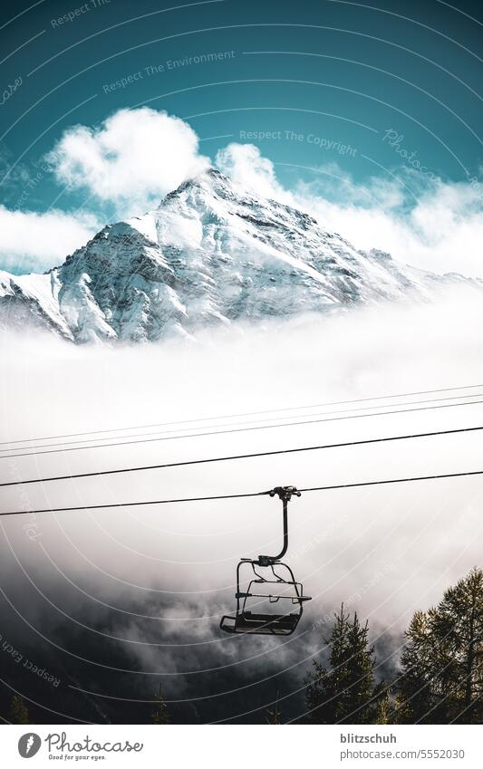 Sessellift mit Lenzerhorn 2906m im Hintergrund Berge u. Gebirge Natur Tourismus Landschaft Ferien & Urlaub & Reisen Schnee Alpen Wolken Felsen Gipfel Umwelt