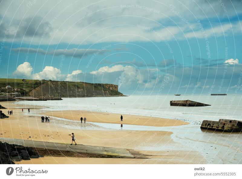 Arromanches-les-Bains Strand Wasser Meer Atlantik Frankreich Normandie Menschen Gruppe mehrere unterwegs erholen entspannen spazieren aufhalten Küste Natur