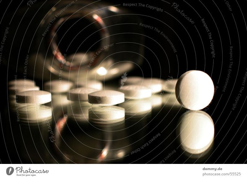 Kopfschmerzen? Tablette rund Spiegel Reflexion & Spiegelung schwarz weiß gegen nötig Flasche Glas Schwarzweißfoto dafür Suche Medikament