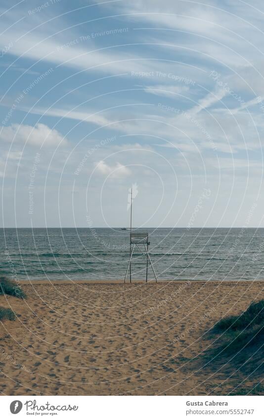 Ein leerer Rettungsschwimmerplatz am Strand. Sitz Meer Wasser Himmel Küste Strandposten Außenaufnahme Turm Tag Farbfoto Sand retten Natur blau Wolken Landschaft