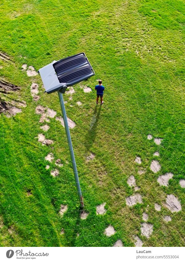 Unter Beobachtung Laterne Überblick Mann Mensch Person Wiese Gras Rasen beobachten unter Beobachtung groß klein groß und klein grün Feld Sommer Außenaufnahme