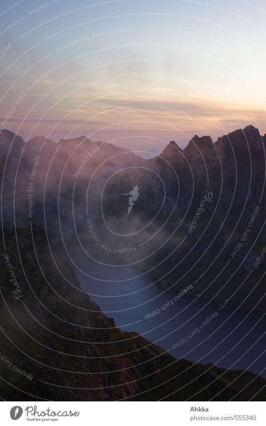 Vor dem Sonnenaufgang Natur Landschaft Wolken Sonnenuntergang Berge u. Gebirge Bucht Fjord See dunkel Stimmung Macht Romantik achtsam Wachsamkeit Einsamkeit