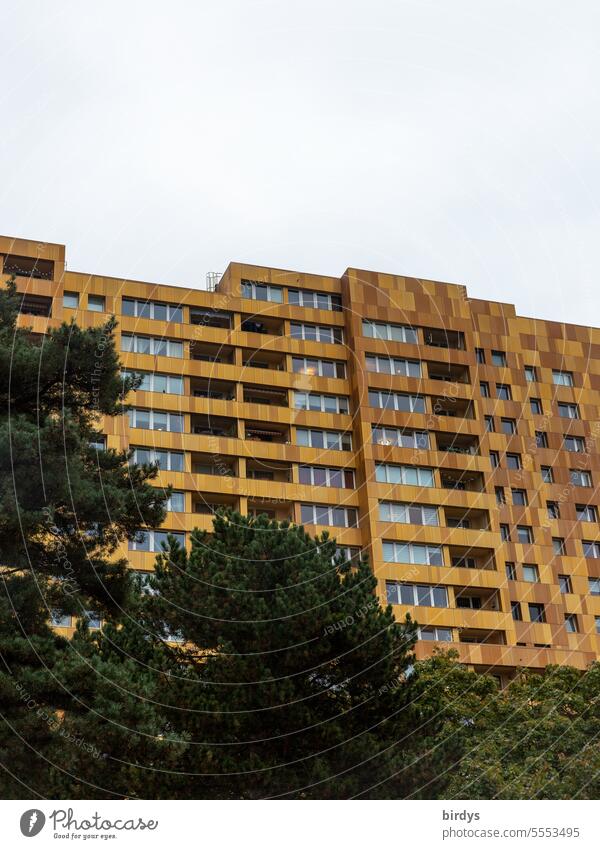 Wohnblock in Großstadt sozialwohnungen sozialer Wohnungsbau Wohnraum Wohnraummangel Architektur Stadt Wohnhaus Hochhaus Fassade Bäume Fenster wohnen Miete