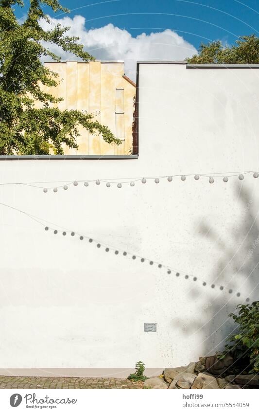 Schattenwurf im Innenhof Lichterkette Ruhe Haus Fassade hinterhaus wohnen stadt wohnhaus fassade innenhof wohngebiet hinterhof menschenleer textfreiraum