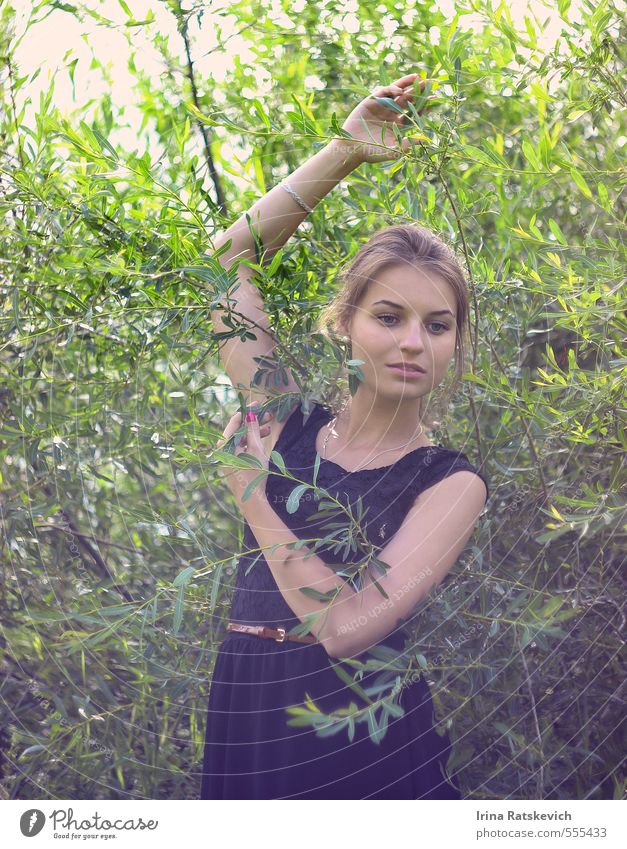 Stimmung Junge Frau Jugendliche Körper Haare & Frisuren Gesicht Arme Hand 18-30 Jahre Erwachsene Natur Sonnenlicht Frühling Sommer Pflanze Baum Sträucher Park