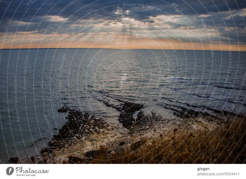 Lichtschauspiel an der Atlantikküste schön Abenddämmerung Lichterscheinung Küste mehrfarbig Wolken Wellen Meer Horizont Menschenleer Sonnenlicht Außenaufnahme