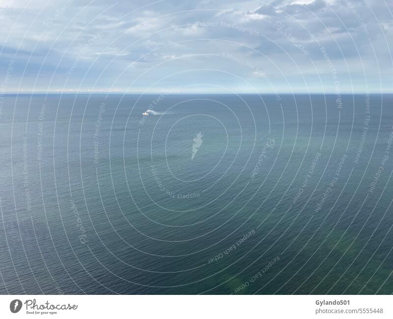 Feuerlöschboot auf der Ostsee Rügen Boot Gefäße Schiff Meer Wasser Himmel Sommer Windstille reisen Natur Horizont Landschaft Wolken blau niemand Tag Farbe