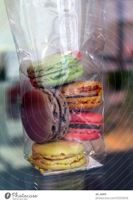 Macarons Frankreich Paris Patisserie Gebäck Tüte Zellophan bunt gelb braun rosa grün süß Lebensmittel lecker geschmackvoll Feinschmecker Bäckerei frisch Keks