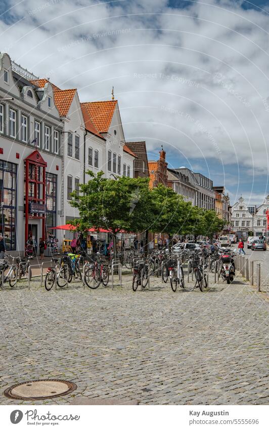 Fahrrad Abstellplätze im Zentrum Fahrradparkplätze Zweiradparkplatz Fahrrad Abstellplatz Fahrradständer Poller Stadt Stadt Husum Nordseeküste Husumer