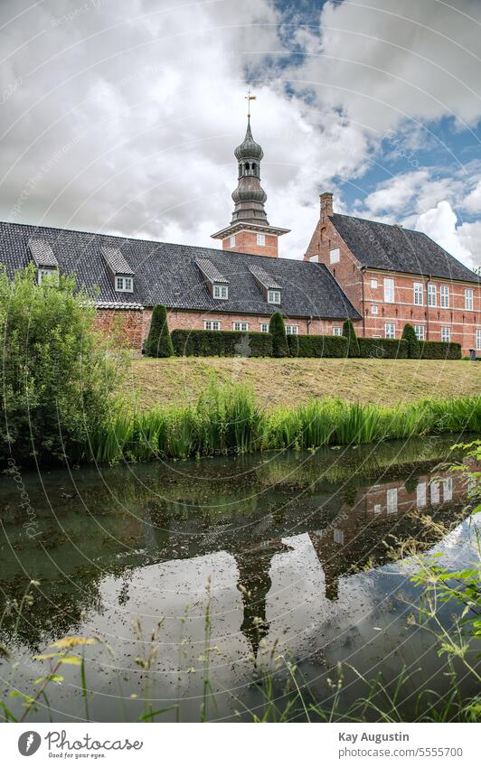 Husumer Schloss Nordfriesland Schleswig-Holstein Winterzeit Gebäude Schlossanlage Fassade 25813 Husum Burggraben Spiegelung Reflextion Schlosspark Herzogtum