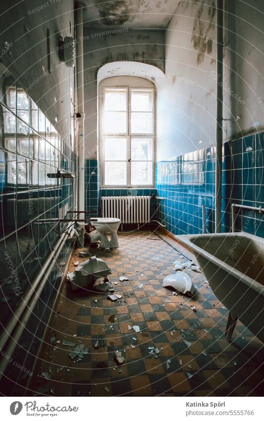 Zerstörtes Badezimmer lost place lost places zerstört Badewanne Waschbecken Verfall kaputt Zahn der Zeit dreckig Vergänglichkeit Vergangenheit Zerstörung