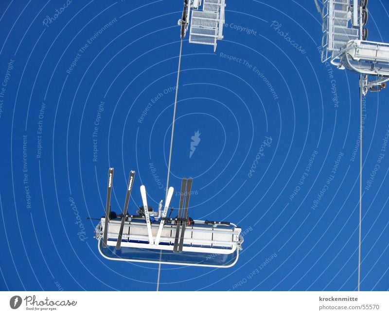 skiluft Wintersport Skifahren Sesselbahn Skifahrer skiferien Schilift Himmel Kabel sitzen