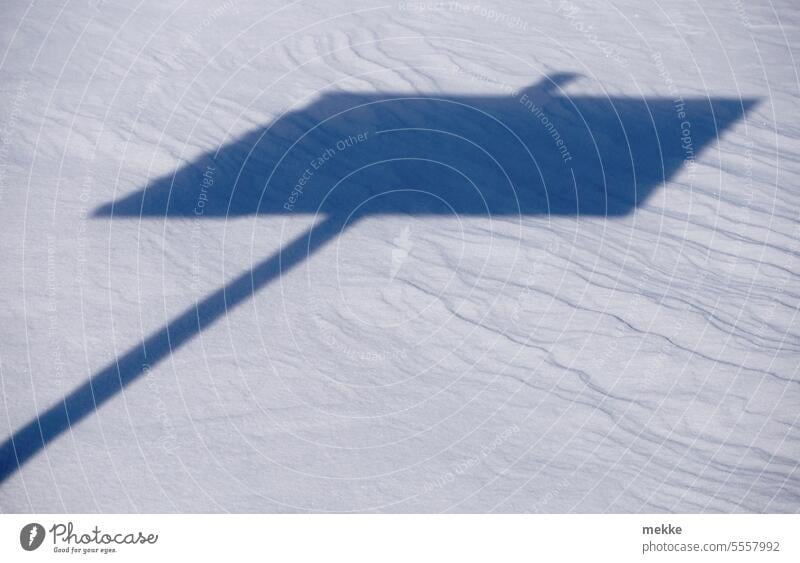 Hinter dem Ortseingangsschild von Winter Winteranfang Schnee Schneedecke Straßenschild Schild Wellen Strukturen & Formen Verkehrszeichen Verwehung weiß kalt