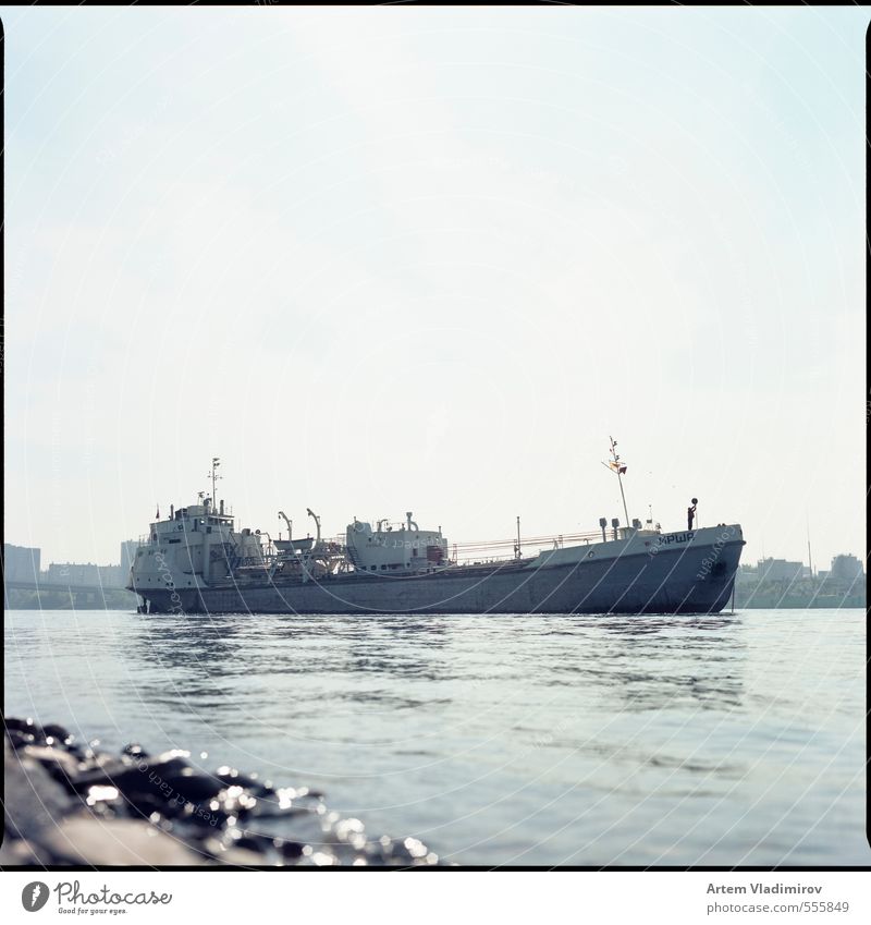 #cargo1 Güterverkehr & Logistik maskulin Mann Erwachsene Mensch Landschaft Wasser Himmel Sommer Flussufer Stadt Schifffahrt Containerschiff Gelassenheit Farbe