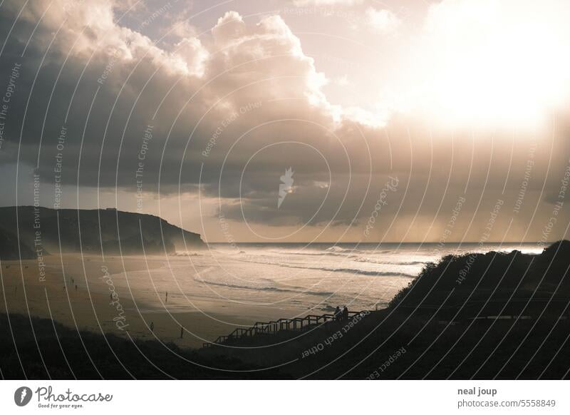 Strandbucht in dramatischem Abendlicht nach einem Sturm Natur Landschaft Meer Küste Bucht Panorama Weitwinkel stürmisches Wetter Wellen Wasser