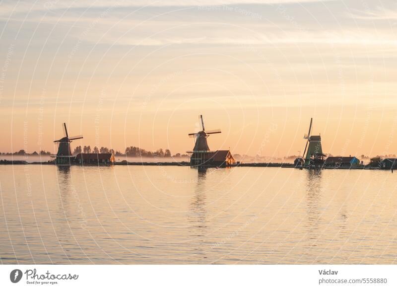 Der beliebte Touristenort Zaanse Schans liegt in der Nähe von Amsterdam im Westen der Niederlande. Historische, realistische Windmühlen bei Sonnenaufgang. Das Wahrzeichen Hollands