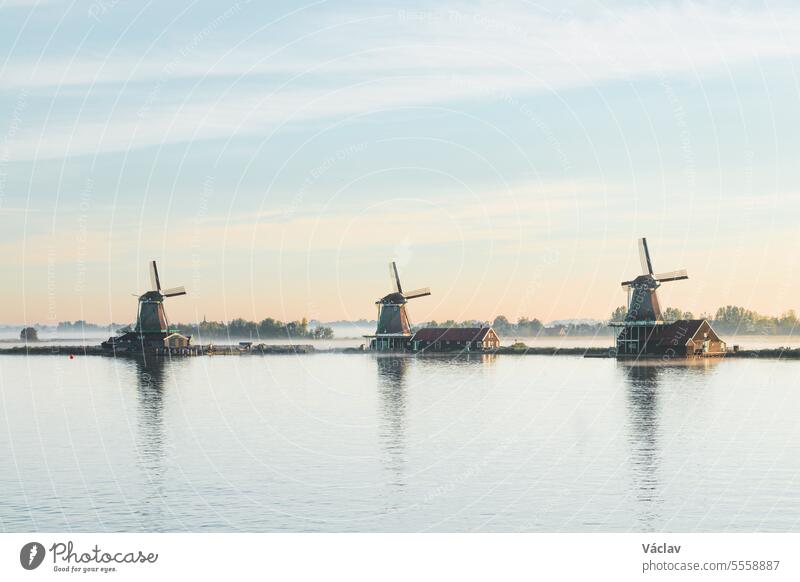 Der beliebte Touristenort Zaanse Schans liegt in der Nähe von Amsterdam im Westen der Niederlande. Historische, realistische Windmühlen bei Sonnenaufgang. Das Wahrzeichen Hollands