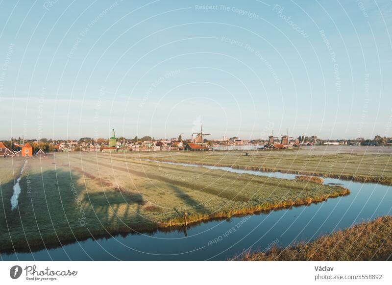 Der beliebte Touristenort Zaanse Schans liegt in der Nähe von Amsterdam im Westen der Niederlande. Historische, realistische Windmühlen bei Sonnenaufgang. Das Wahrzeichen Hollands