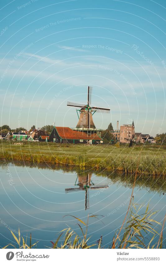 Der beliebte Touristenort Zaanse Schans liegt in der Nähe von Amsterdam im Westen der Niederlande. Historische, realistische Windmühlen bei Sonnenaufgang. Das Wahrzeichen Hollands