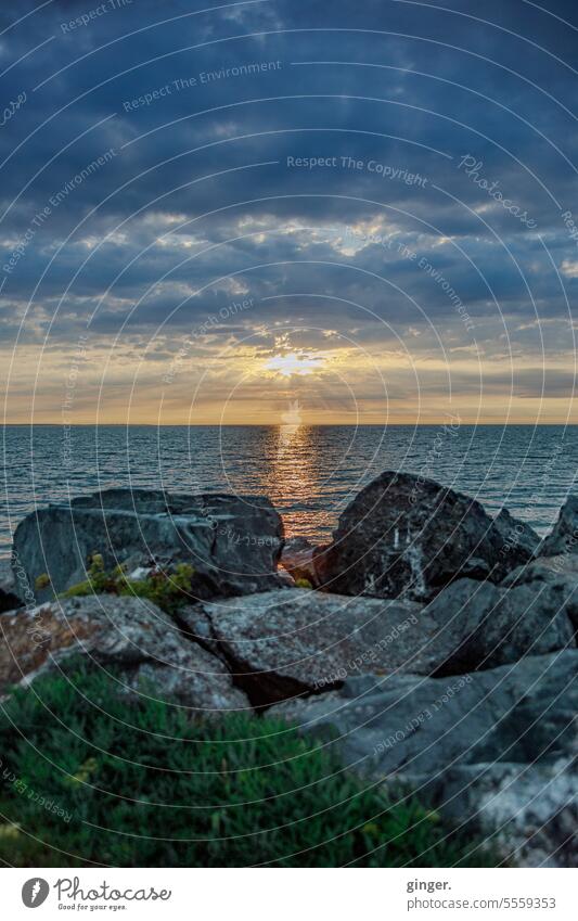 Abenddämmerung mit Sonnenuntergang hinter Wolken / Frankreich, Atlantikküste Lichterscheinung Küste mehrfarbig Wellen Meer Horizont Menschenleer Außenaufnahme