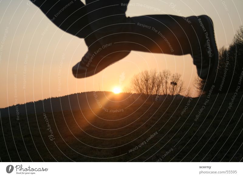 Ein kleiner Sprung über die untergehende Sonne... Sonnenuntergang springen Schuhe Wiese sundown Fuß feet shoes meadow Beine leg Abend evening