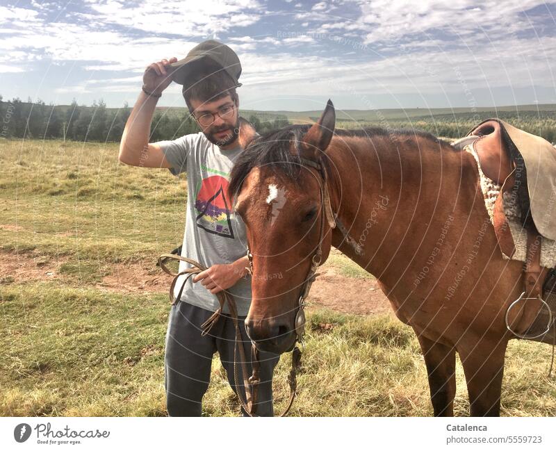 Junger Mann mit Pferd Tier Nutztier Reiter Prärie Graslandschaft Sommer Pflanze Umwelt reiten Himmel Horizont Natur Kappe schönes Wetter Landschaft natürlich