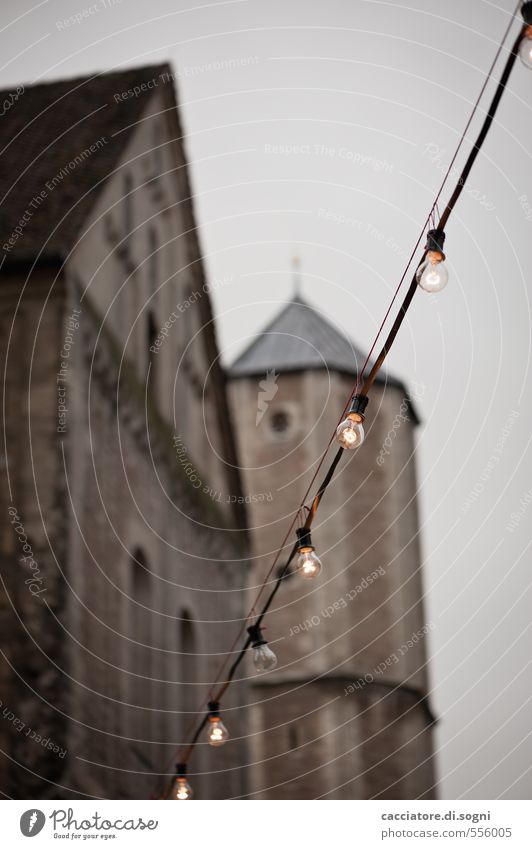 Weihnachtsmarkt am Braunschweiger Dom Kabel Altstadt Menschenleer Lichterkette Weihnachtsbeleuchtung Glühbirne bedrohlich dunkel gruselig braun schwarz