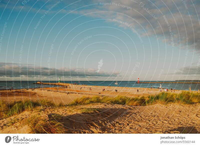 Strand von Warnemünde mit Ausblick auf Westmole Herbst Meer Nebensaison Ostsee Reisen Urlaub Stranddüne Himmel Wolken Ferien & Urlaub & Reisen Küste