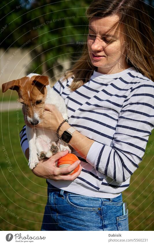 Frau umarmt und küsst ihren Hund Haustier Liebe Emotion Zusammensein Streicheln umarmend niedlich Halt Pflege Freund positiv Freundschaft Genuss Besitzer