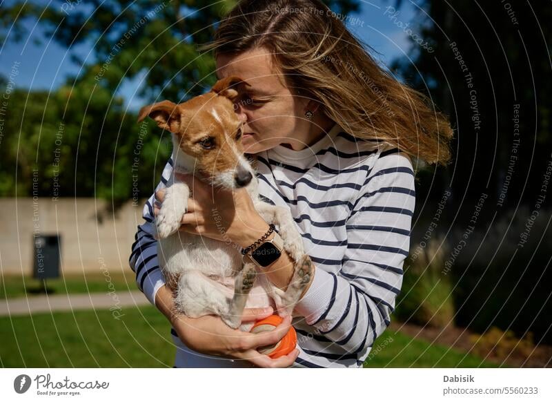 Frau umarmt und küsst ihren Hund Haustier Liebe Emotion Zusammensein Streicheln umarmend niedlich Halt Pflege Freund positiv Freundschaft Genuss Besitzer