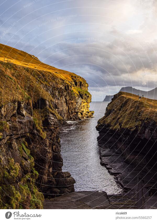 Felsspalte nahe des Dorfes Gjógv auf der Färöer Insel Eysturoy Küste Meer Atlantischer Ozean Schlucht Nordostatlantik Atlantikküste Dänemark Berg Klippen Gjogv